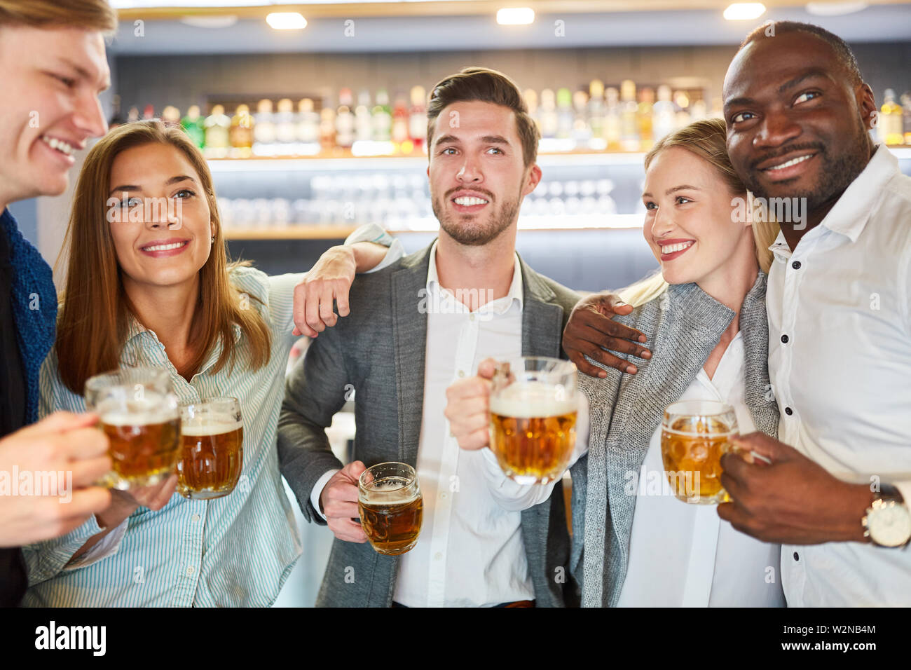 Groupe d'amis ayant la bière ensemble dans un pub ou un bar après le travail Banque D'Images