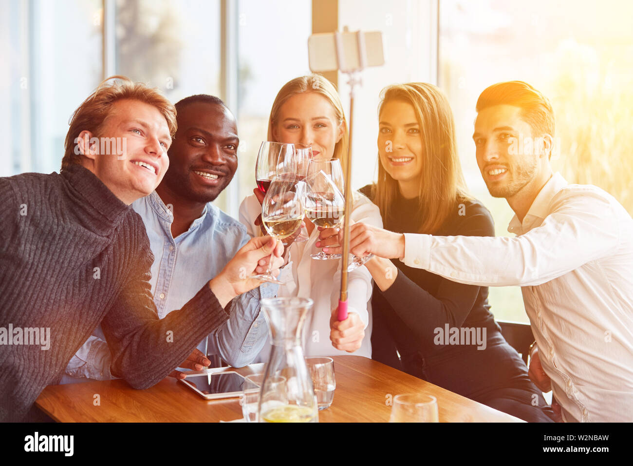 Prendre des photos avec des amis au restaurant bâton selfies autour d'un verre de vin Banque D'Images