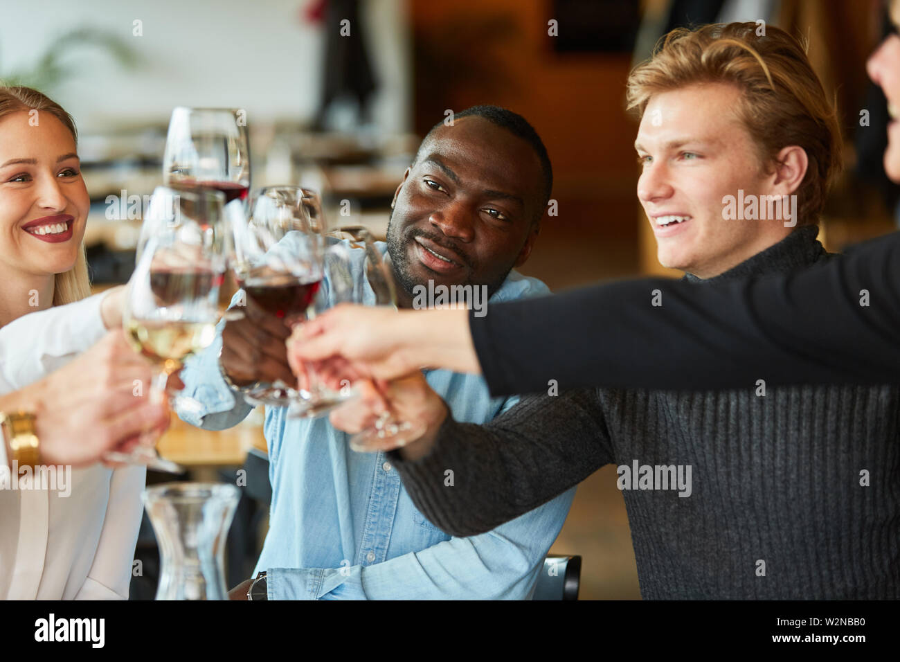 L'homme africain se fête avec ses amis et le grillage avec un verre de vin Banque D'Images