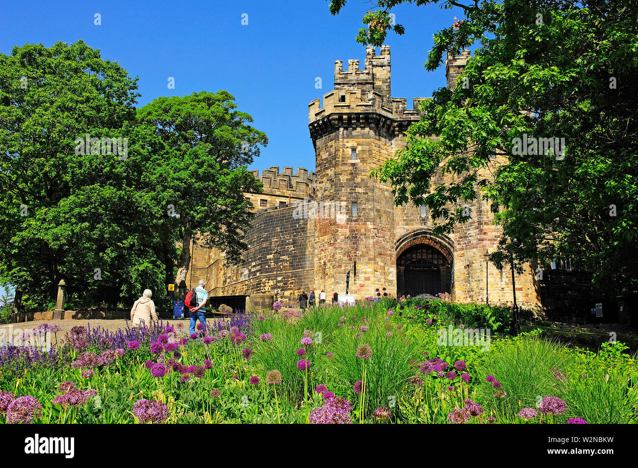 Les touristes allant dans Lancaster Castle sur un jour de printemps ensoleillé Banque D'Images