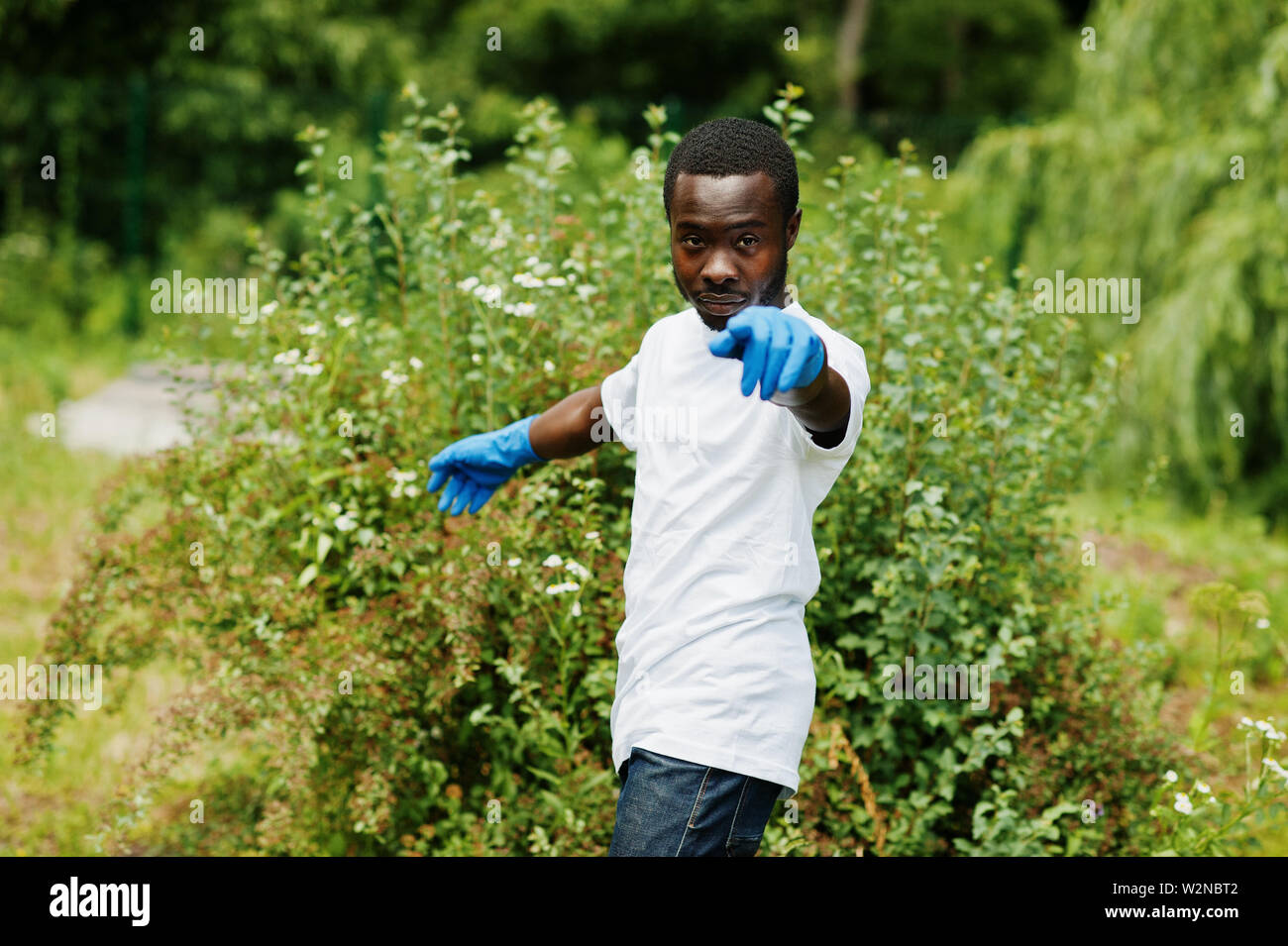 Bénévole de l'Afrique de l'homme dans le parc. Le bénévolat de l'Afrique, de la charité, de personnes et de l'écologie concept. Banque D'Images