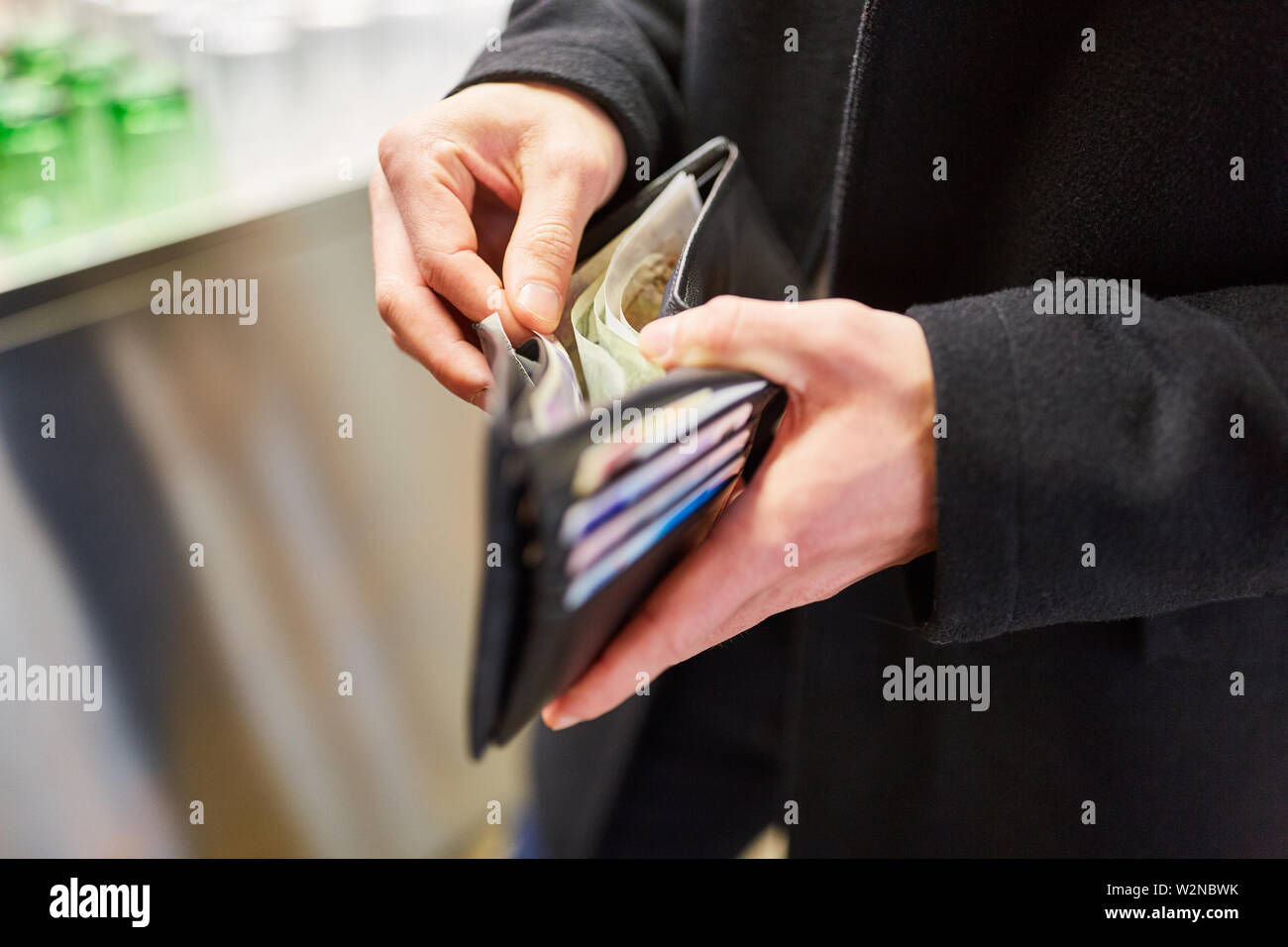 L'homme de payer avec le projet de loi votre portefeuille dans un restaurant Banque D'Images