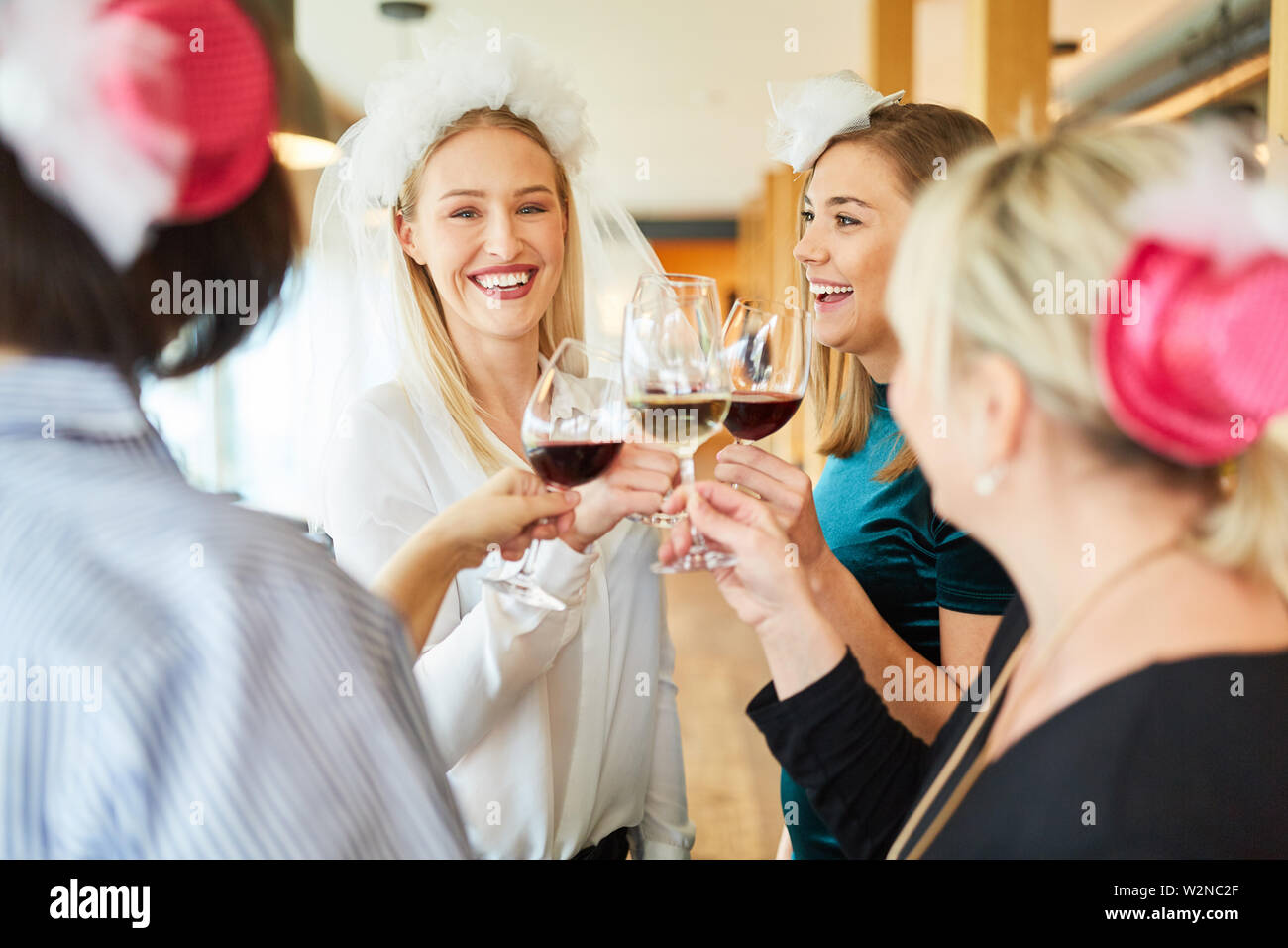 Femme avec Bridal Veil tandis que le grillage avec un verre de vin rouge à l'occasion d'une fête Banque D'Images