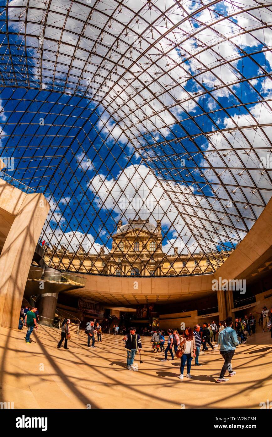 Pyramide Et Palais Du Louvre Banque d'image et photos Alamy