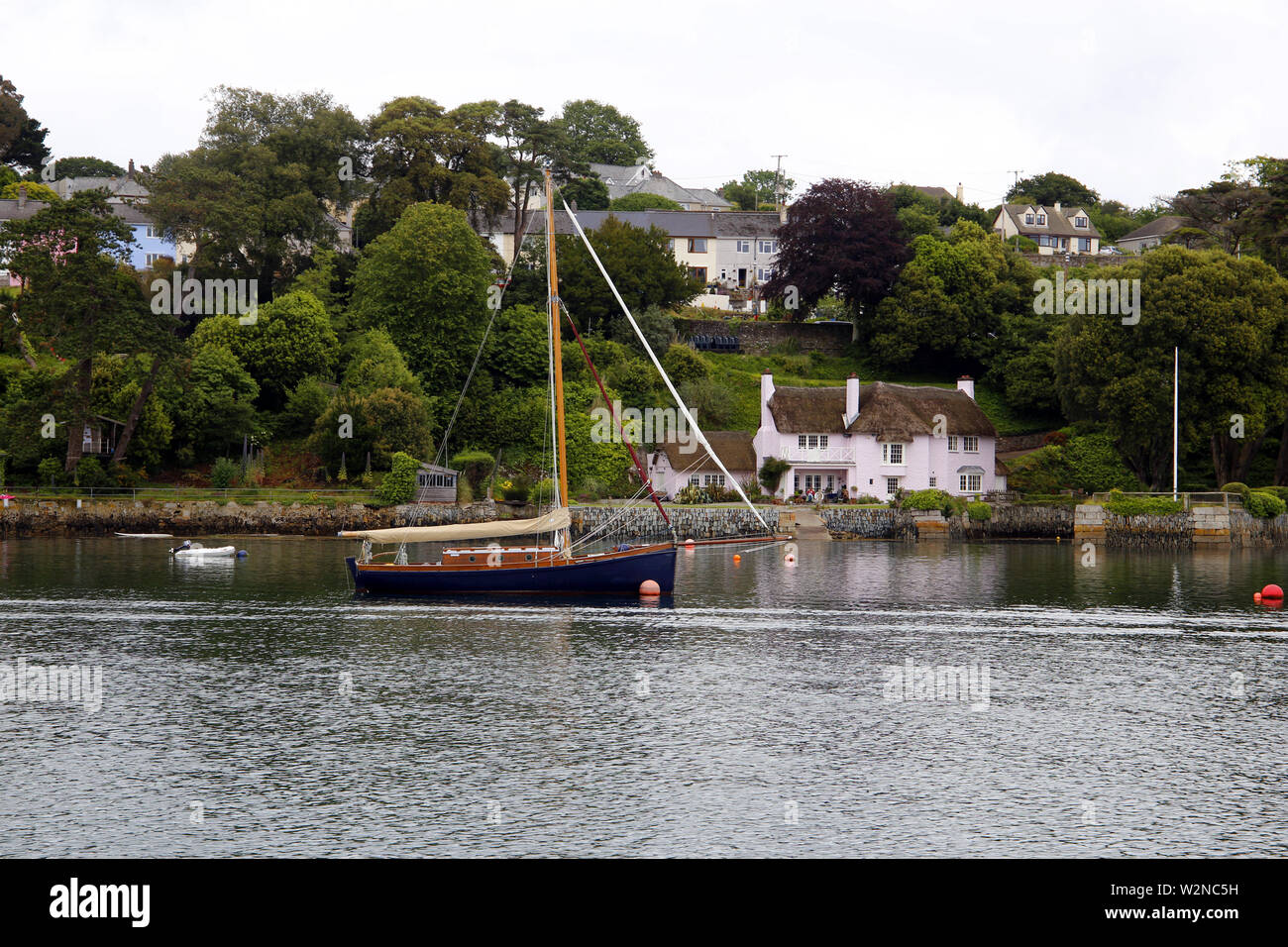 Chaumière sur les rives de la rivière près de Falmouth Penryn à Cornwall, Angleterre Banque D'Images
