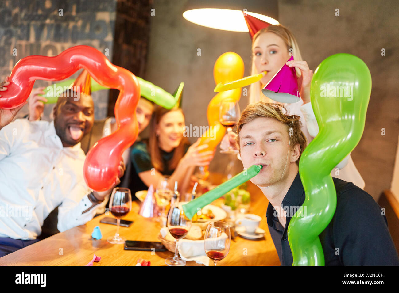 Les amis de célébrer une fête ou carnaval carnaval dans le restaurant Banque D'Images