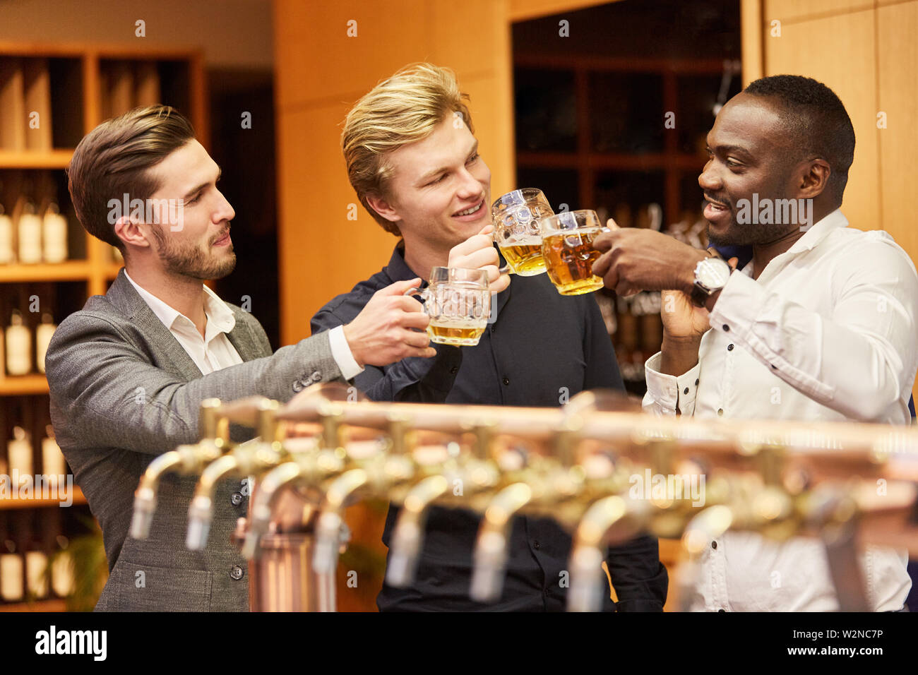 Les hommes se vantent d'avoir de la bière au bar dans un pub sur un men's night Banque D'Images