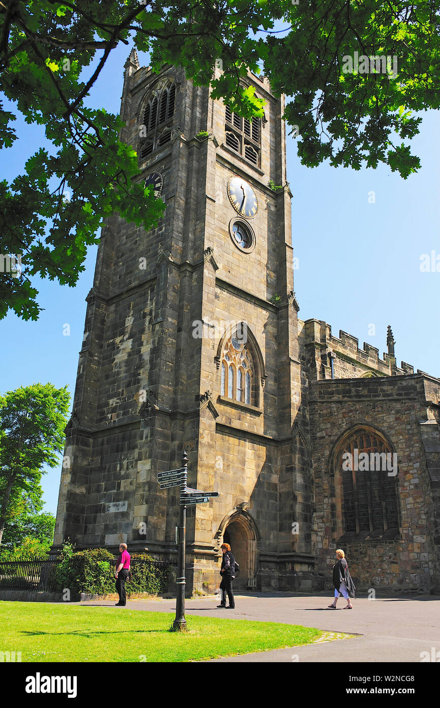 Les touristes à Lancaster Priory sur une journée ensoleillée Banque D'Images