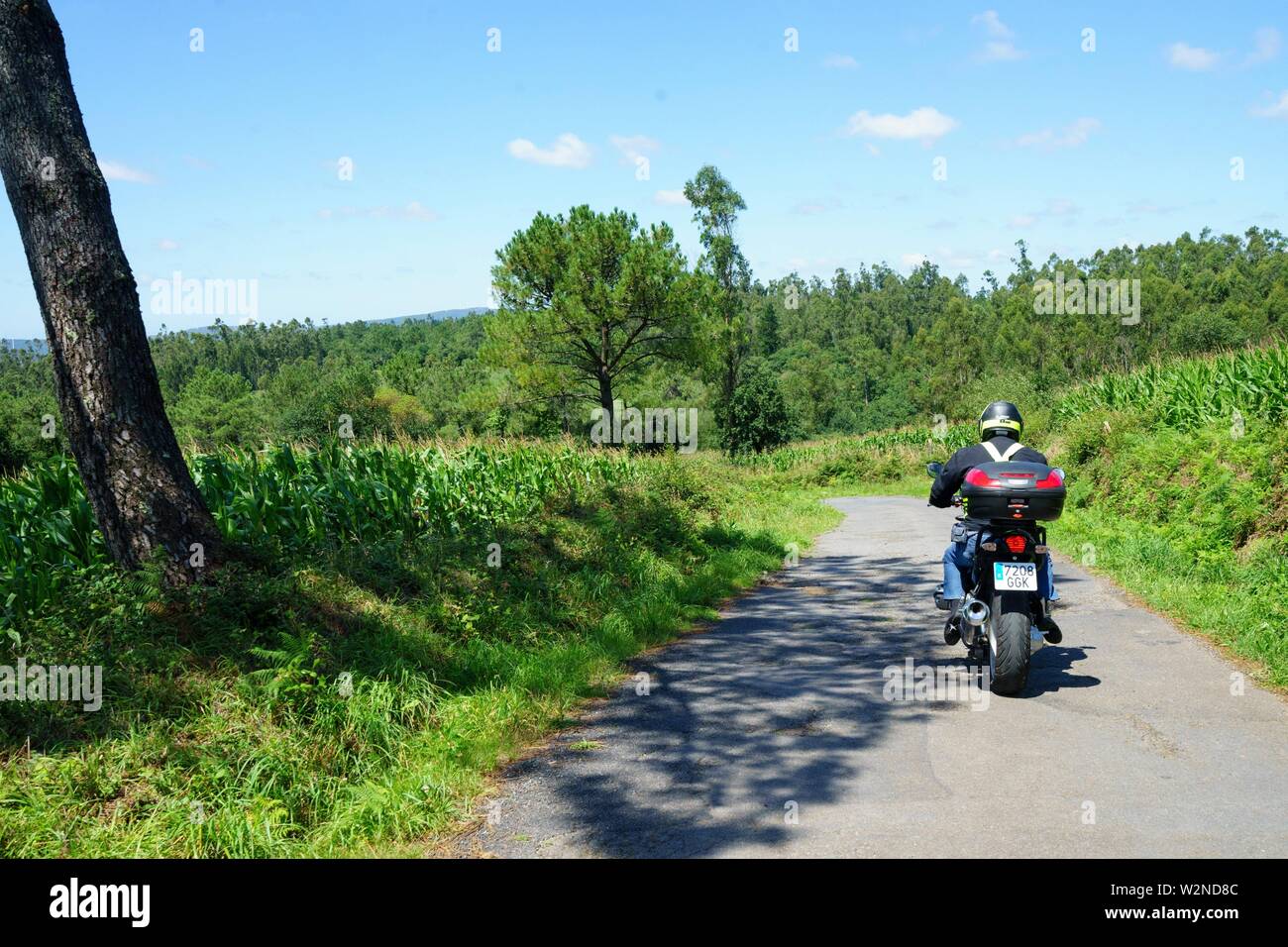 Balades motard avec sa moto à travers les routes rurales de la Galice,  Espagne Photo Stock - Alamy