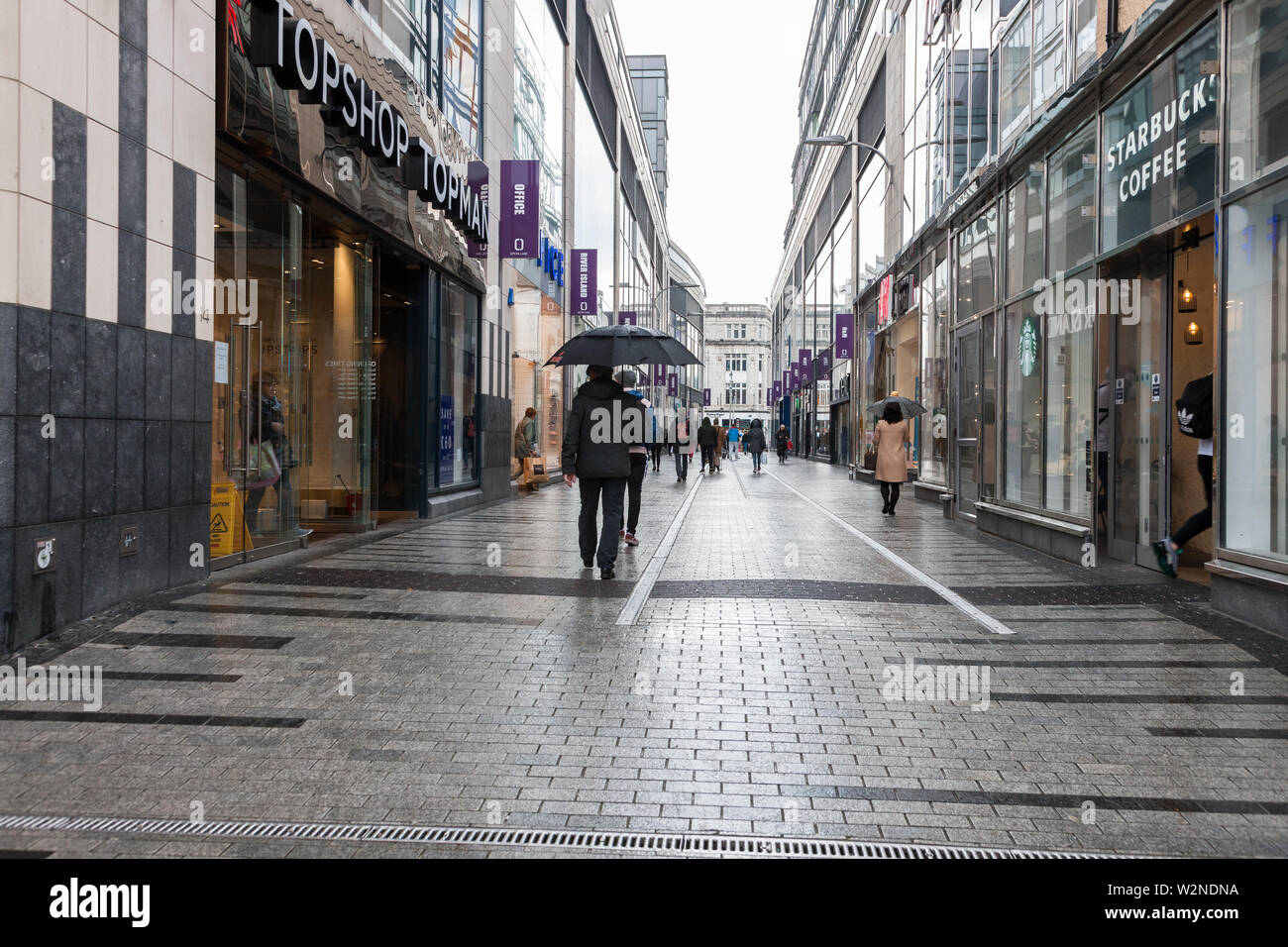 La ville de Cork, Cork, Irlande. Le 05 avril, 2019. Shoppers errer à travers Opera Lane sur un après-midi froid humide sur leur façon de Patrick's Street, Cork Irelan Banque D'Images