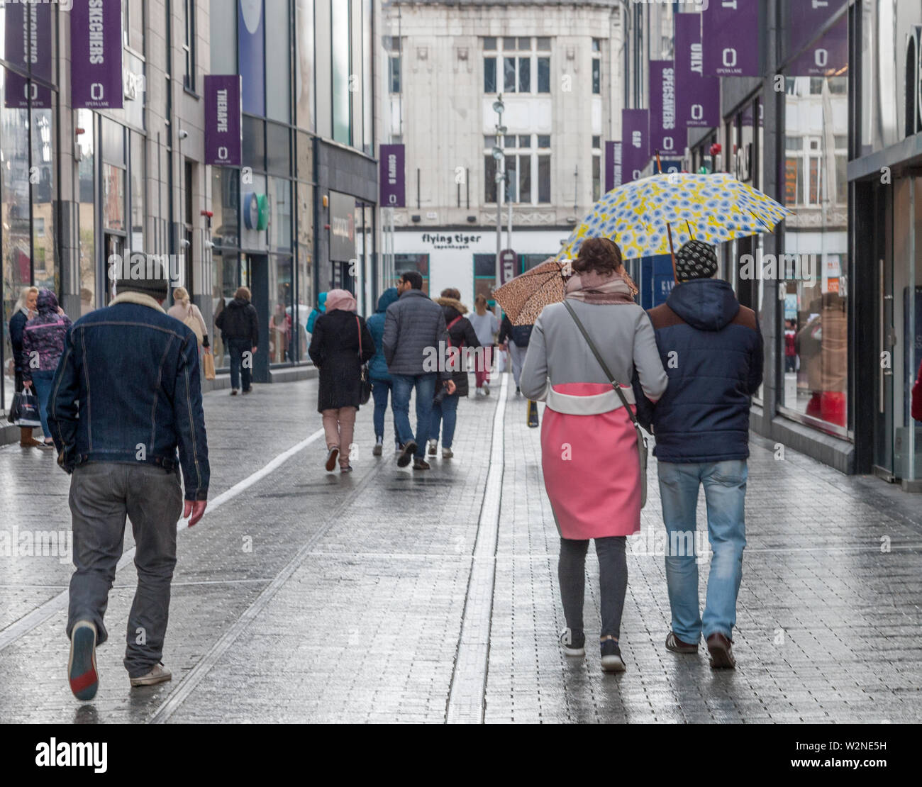 La ville de Cork, Cork, Irlande. Le 05 avril, 2019. Shoppers errer à travers Opera Lane sur un après-midi froid humide sur leur façon de Patrick's Street, Cork Irelan Banque D'Images