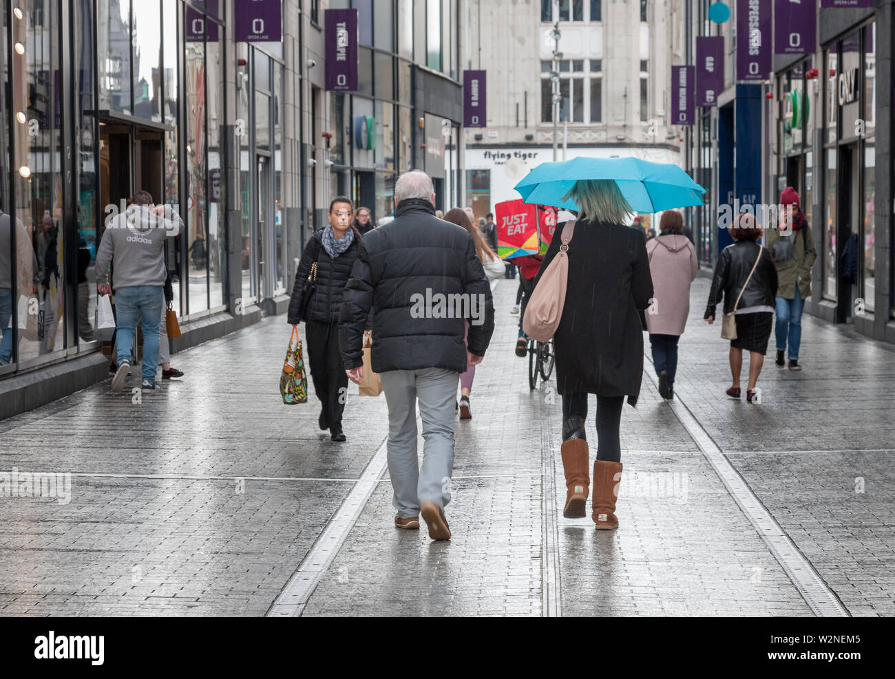 La ville de Cork, Cork, Irlande. Le 05 avril, 2019. Shoppers errer à travers Opera Lane sur un après-midi froid humide sur leur façon de Patrick's Street, Cork Irelan Banque D'Images