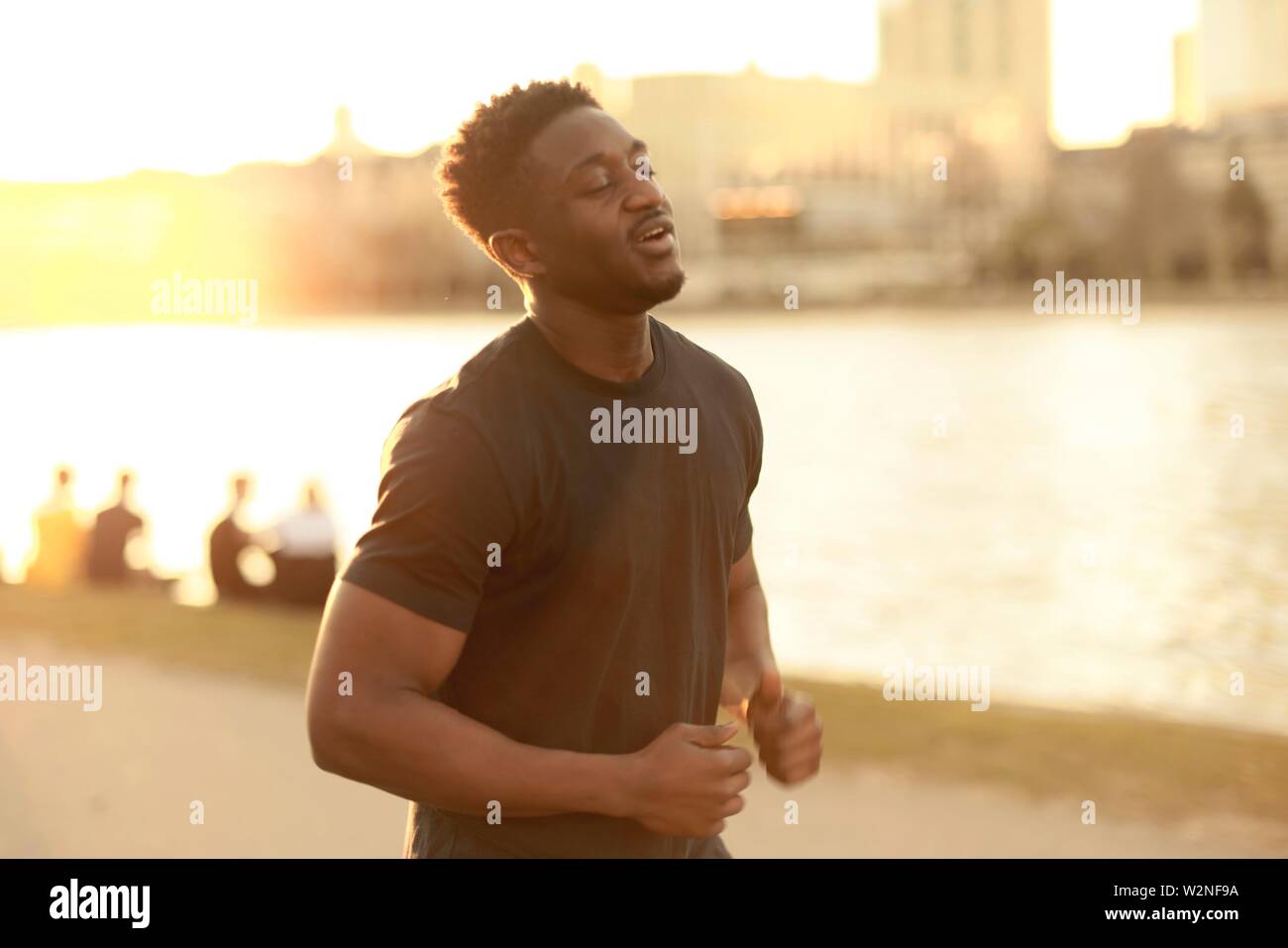 African man jogging à côté de la rivière Main, à Francfort, Allemagne. Banque D'Images