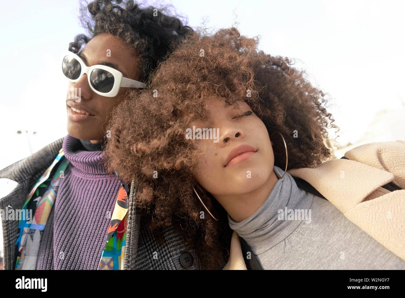 La mode jeune couple de race mixte reposant sur l'autre, à Paris, France Banque D'Images