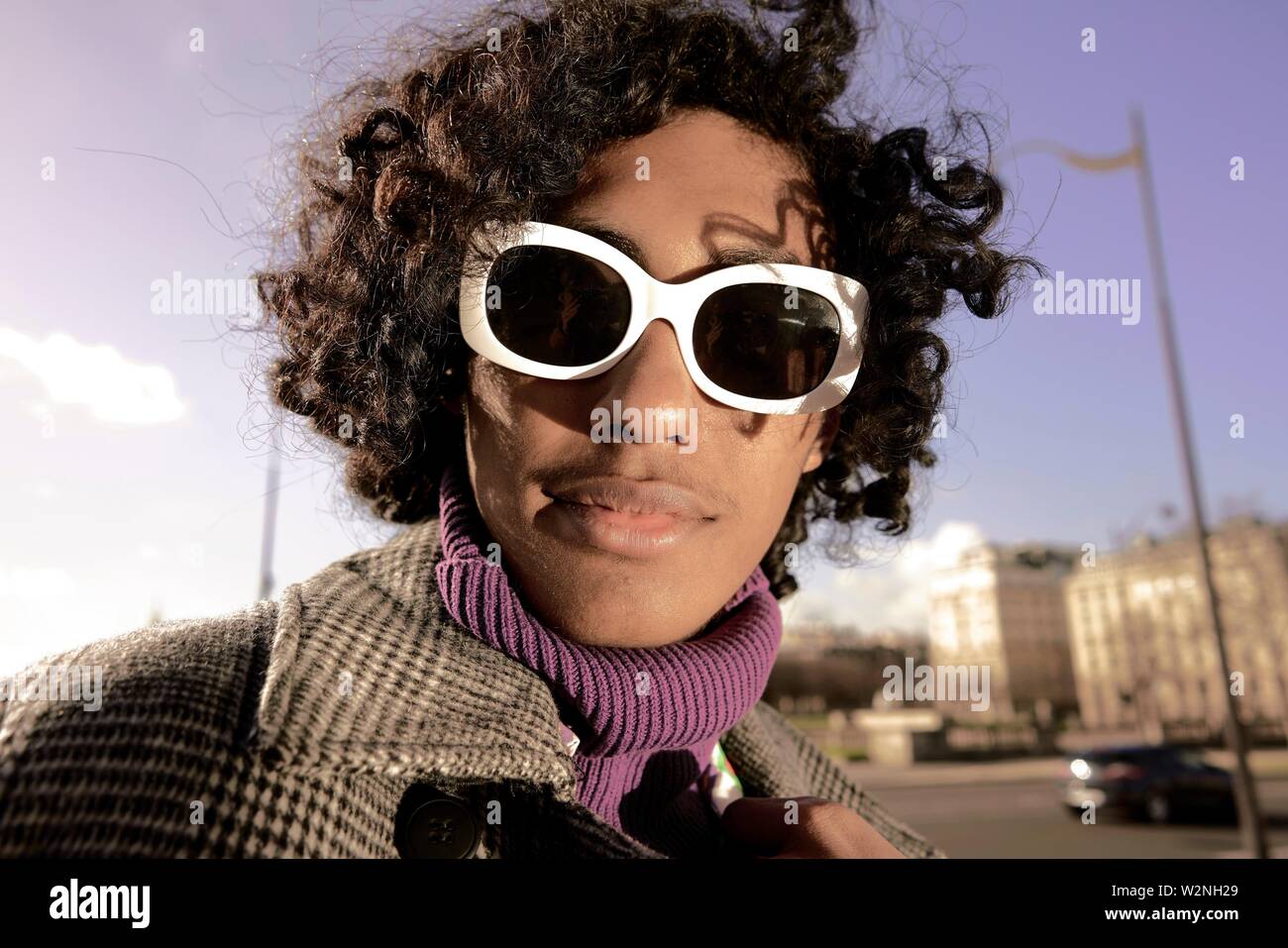 Portrait de jeune mannequin homme portant des lunettes de soleil concepteur  de fantaisie, à Paris, France Photo Stock - Alamy