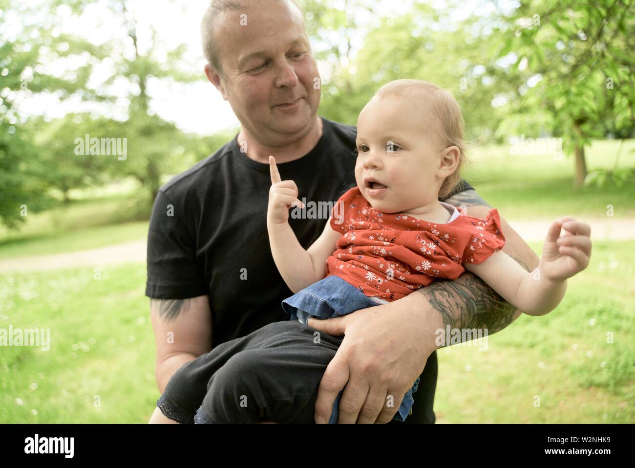 Bebe Tout Petit Enfant Dans Les Bras De L Homme D Age Moyen A L Exterieur Dans Le Parc Photo Stock Alamy
