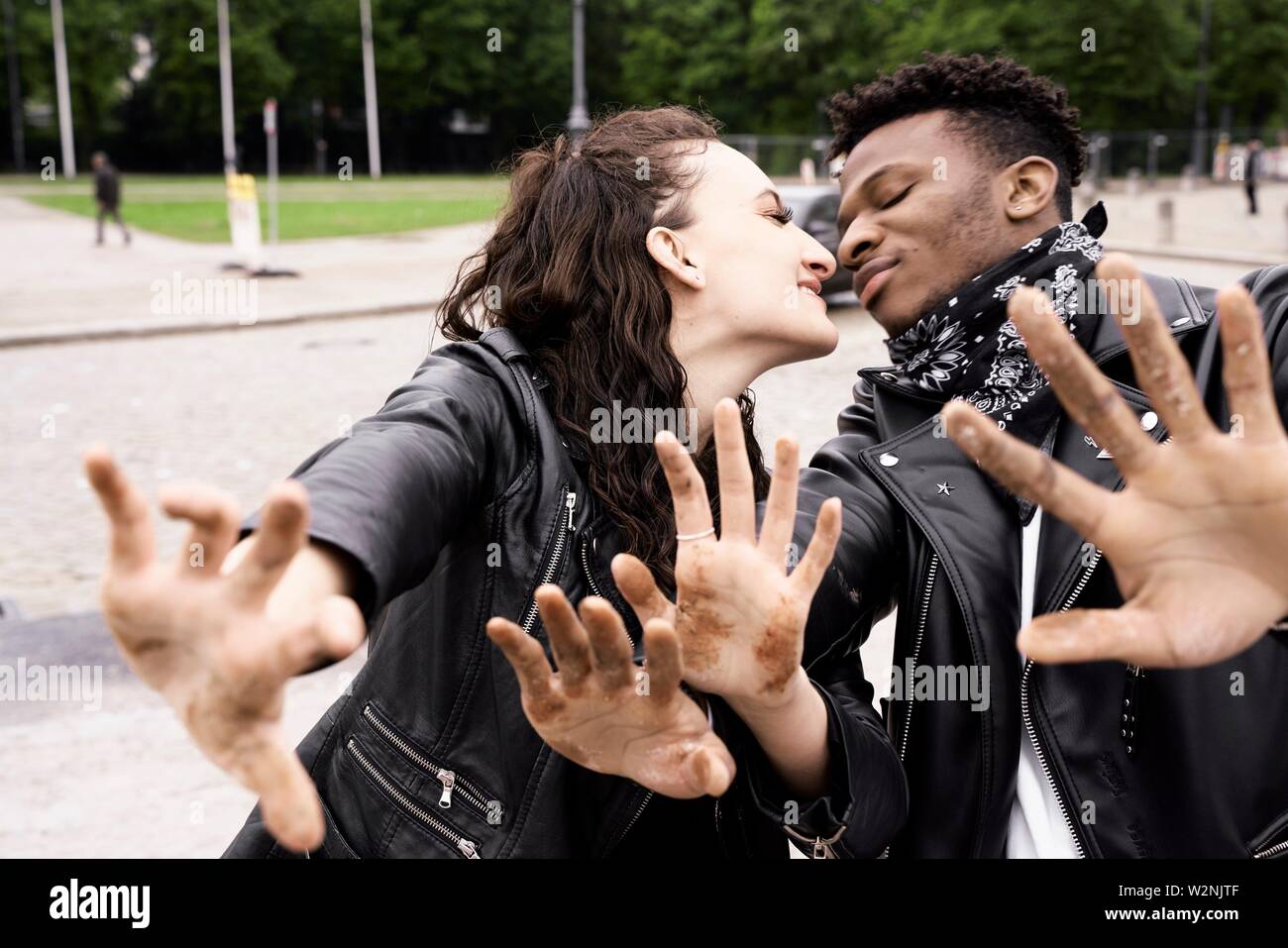 Mixed Race couple avec des mains sales s'embrasser dans la rue, à Munich,  Allemagne Photo Stock - Alamy