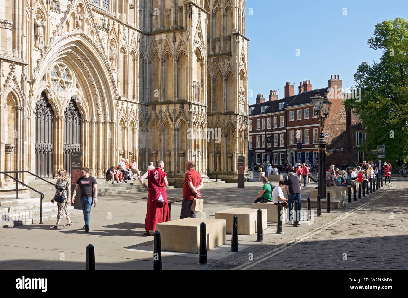 Touristes les visiteurs en dehors de l'ouest du Minster au printemps York North Yorkshire Angleterre Royaume-Uni GB Grande-Bretagne Banque D'Images