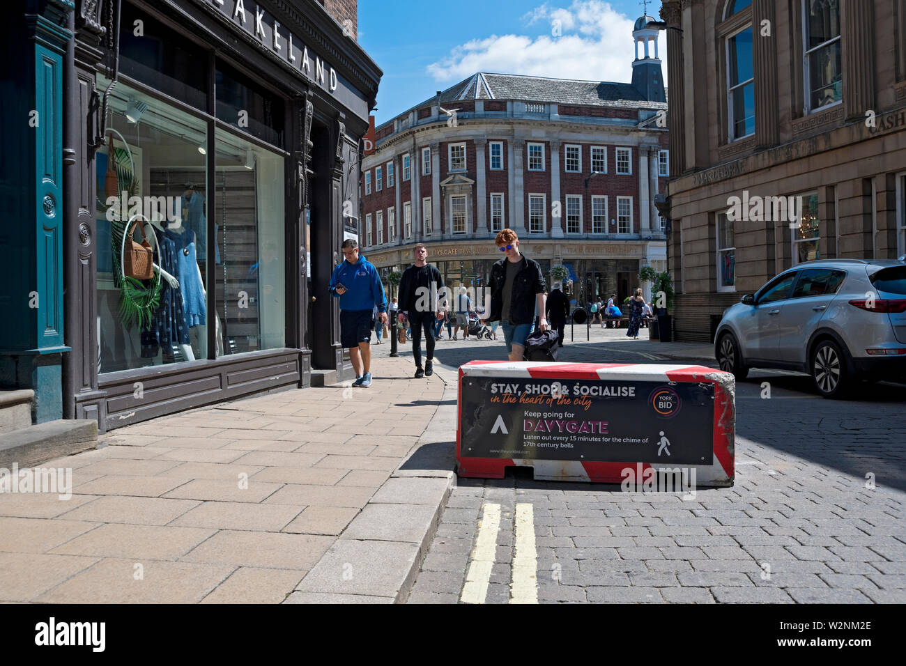 Véhicule antiterroriste béton barrière de route blocs dans le centre ville rue York North Yorkshire Angleterre Royaume-Uni GB Grande-Bretagne Banque D'Images