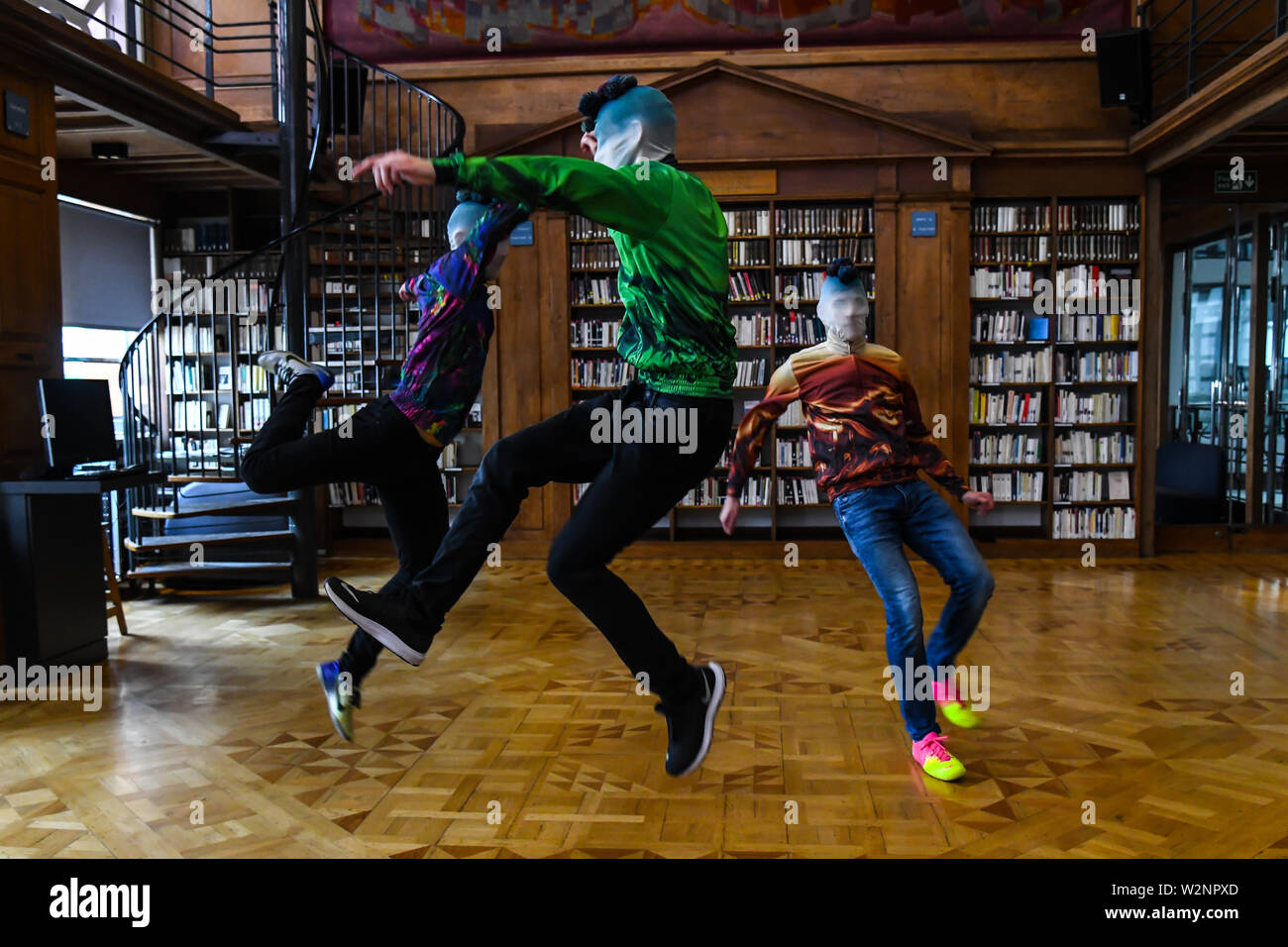 Londres, Royaume-Uni. 10 juillet, 2019. Photocall : Christine et la Queens danseurs effectuer lors du lancement de FranceDance UK par FranceDance UK par (LA)HORDE - Chorégraphie par Marine Brutti jette avec Kevin 'MRCOVIN' MARTINELLI (vert), Edgar 'Edx' Scassa (Orange) et Mathieu douay (agiix "Multicolor) le 10 juillet 2019, Institut français, Londres, Royaume-Uni. Credit Photo : Alamy/Capital Live News Banque D'Images