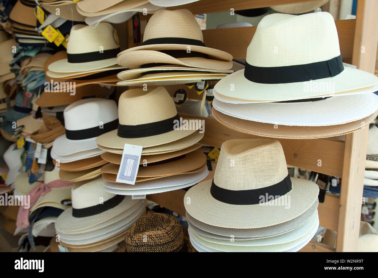 Les chapeaux de paille à vendre dans la boutique au centre-ville, La Canée,  Crète, îles grecques, Grèce, Europe Photo Stock - Alamy