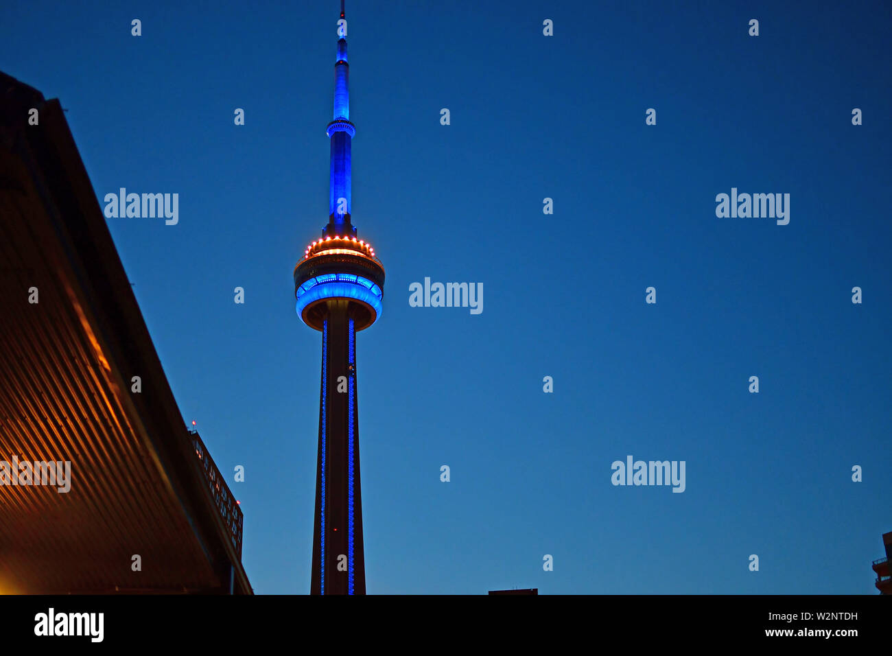 Vue de la Tour du CN et Toronto Skyline at Twilight Banque D'Images