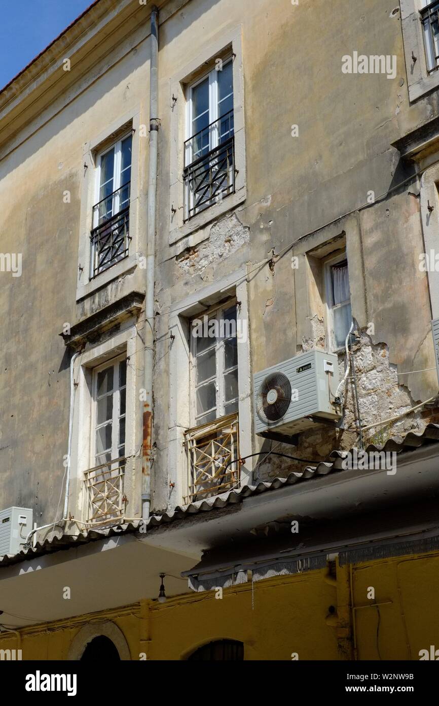 Bloc d'appartement dans la ville de Corfou. Emplacement central près du port et du quartier commerçant à Corfou.j'étais à la recherche d'architecture à la photographie. Banque D'Images