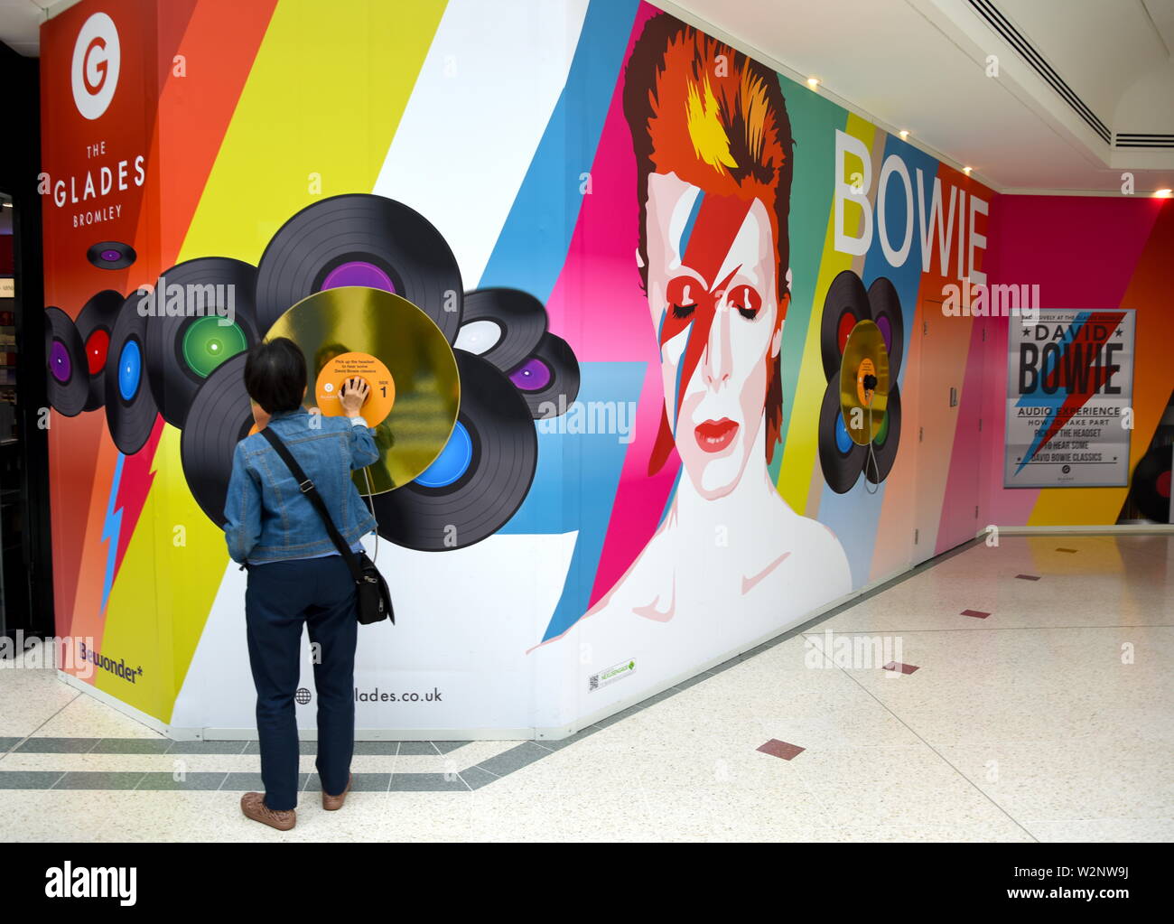 Un affichage visuel célébrant la musique de Bromley's célèbre fils de rockstar et l'artiste David Bowie, dans le sous-Bois centre commercial de Bromley. Banque D'Images