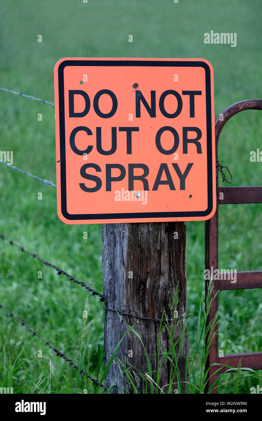 Signer, 'Ne pas couper ou Spray', Amish farm, Indiana, USA, par James D Coppinger/Dembinsky Assoc Photo Banque D'Images