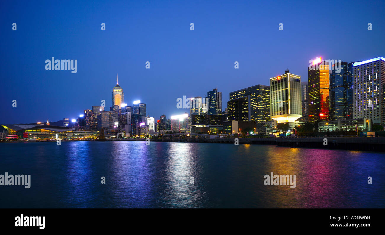 Horizon de Hong Kong, dans la soirée avec la réflexion des bâtiments sur l'océan Banque D'Images