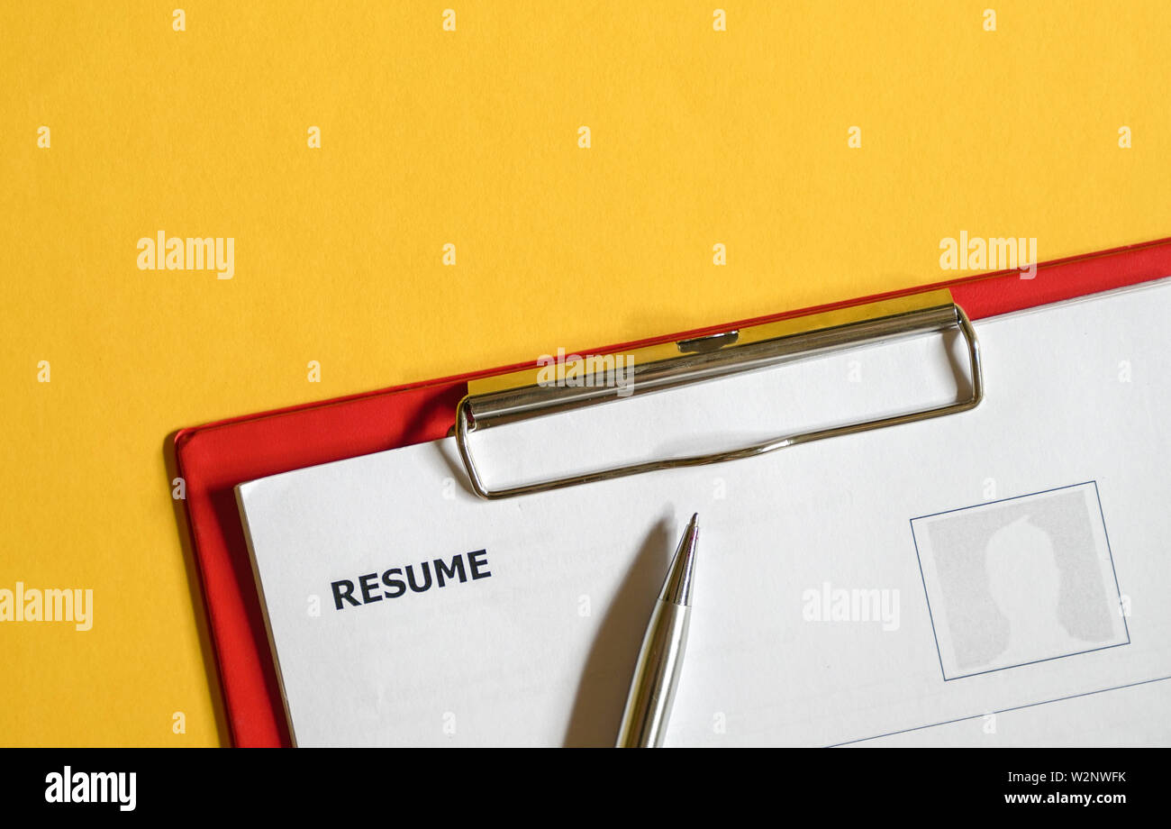 Reprendre l'examen des demandeurs sur le presse-papiers avec un stylo. Vue de dessus de bureau. Banque D'Images