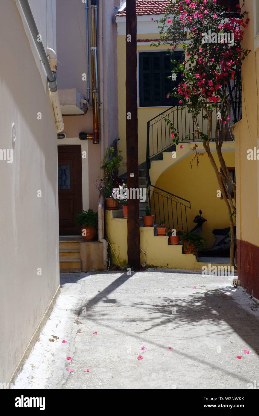 Corfou.petite cour scène dans le village sur une colline d'Avliotes.montrant l'entrée d'une maison Banque D'Images