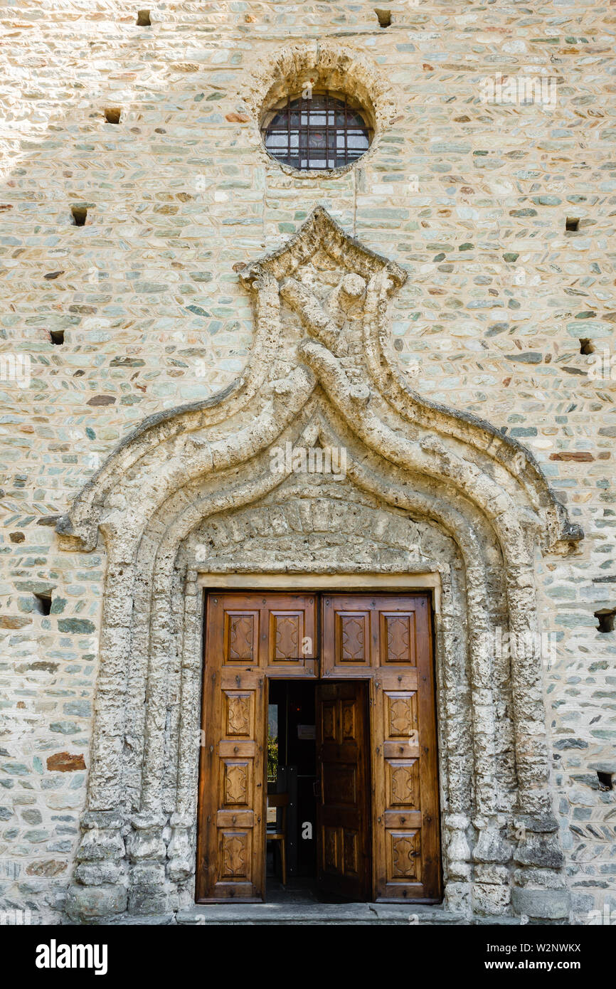 ARNAD,Italie/vallée d'AOSTE-juin 4,2019.L'église de pierre de Saint Martin de la 1500s avec un passage de tuf qui entourent la porte centrale. Banque D'Images
