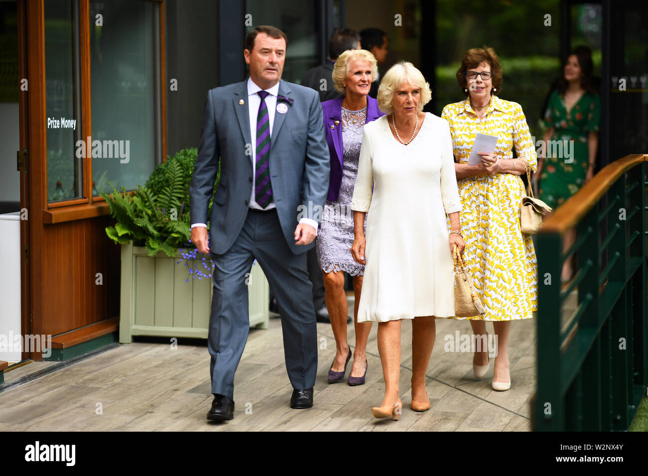 La duchesse de Cornouailles au cours d'une visite à la pelouse au championnat de tennis All England Lawn Tennis Club, à Wimbledon, Londres, pour satisfaire les joueurs en fauteuil roulant, le personnel, les fonctionnaires, et la balle, garçons et filles travaillant au tournoi de tennis. Banque D'Images