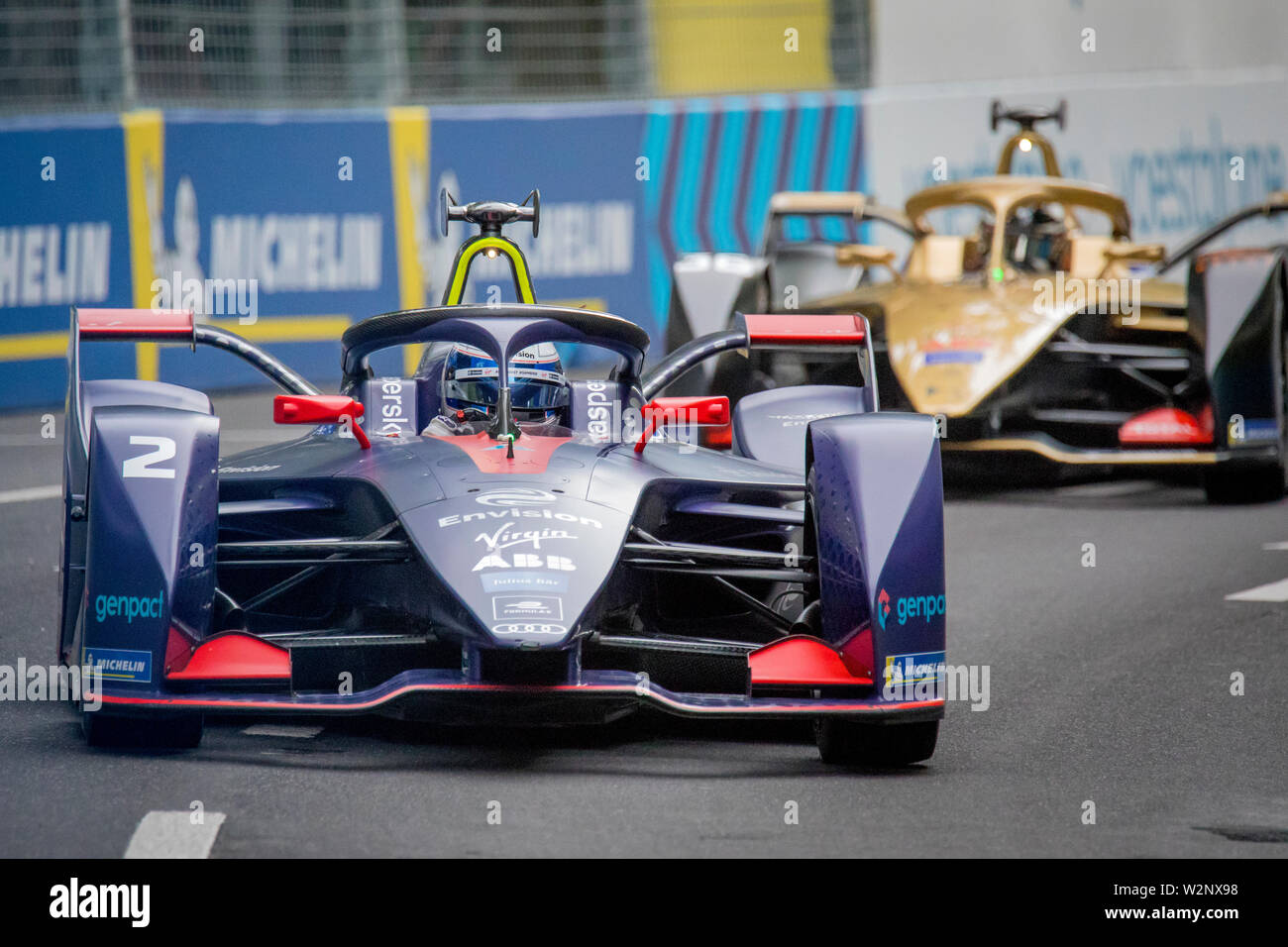 Sam Bird avant d'Andre Lotterer dans la rue les voies de la formule E race Julius Bär à Berne, capitale de la suisse. En raison d'une voiture s'accumuler avant le tour 1, la course a été marqué en rouge et relancé avec la position sur la grille d'origine. La décision d'utiliser la grille originale a protesté contre la position de plusieurs pilotes qui ont perdu les positions qu'ils avaient acquise. Banque D'Images