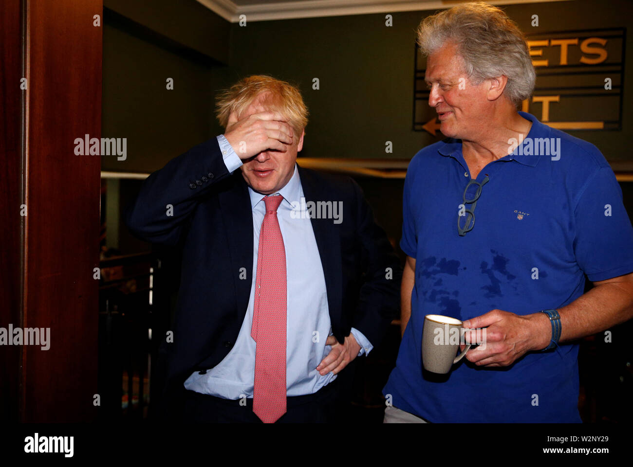 Candidat à la direction du parti conservateur, Boris Johnson, au cours d'une visite au bar Metropolitan Wetherspoons à Londres avec Tim Martin, Président de JD Wetherspoon. Banque D'Images