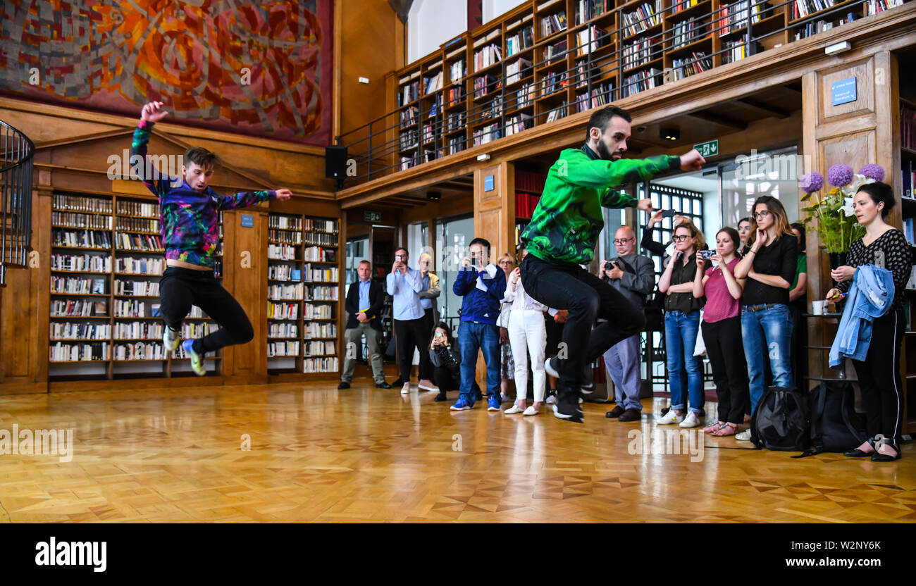 Londres, Royaume-Uni. 10 juillet, 2019. Photocall : Christine et la Queens danseurs effectuer lors du lancement de FranceDance UK par FranceDance UK par (LA)HORDE - Chorégraphie par Marine Brutti jette avec Kevin 'MRCOVIN' MARTINELLI (vert), Edgar 'Edx' Scassa (Orange) et Mathieu douay (agiix "Multicolor) le 10 juillet 2019, Institut français, Londres, Royaume-Uni. Credit Photo : Alamy/Capital Live News Banque D'Images