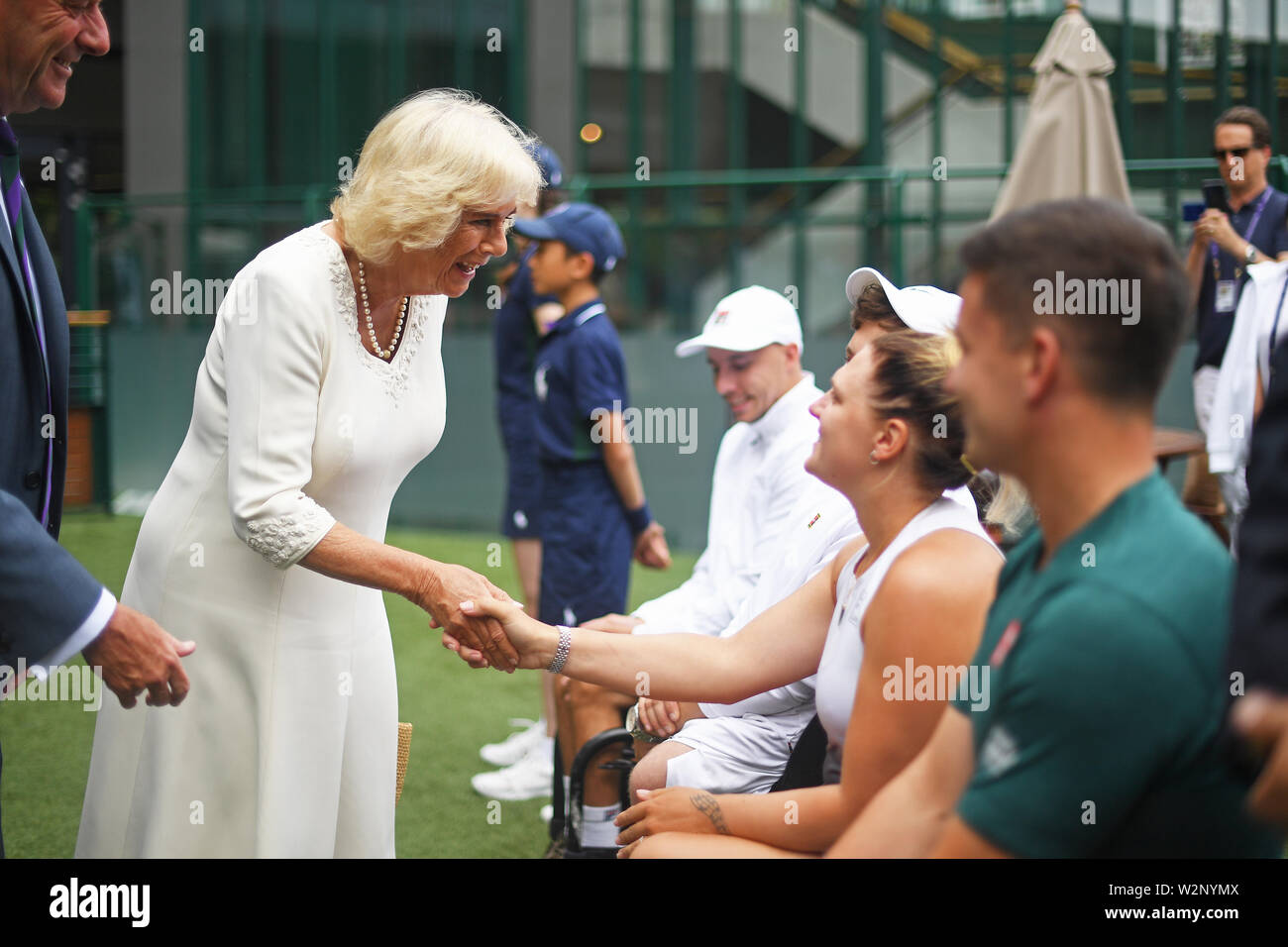 La duchesse de Cornwall rencontre la joueuse de tennis en fauteuil roulant Jordanne Whiley lors d'une visite aux championnats de tennis de pelouse au All England Lawn tennis Club de Wimbledon, Londres, pour rencontrer des joueurs en fauteuil roulant, le personnel, les officiels, ainsi que les garçons et les filles de balle qui travaillent au tournoi de tennis. Banque D'Images