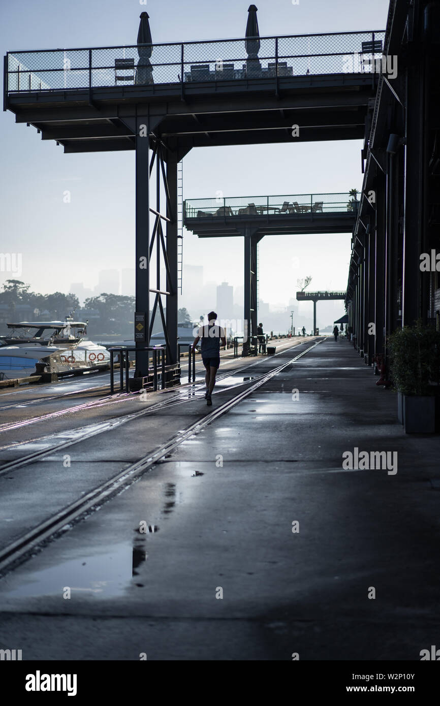 Low angle urbanscape à Jones Bay Wharf. North Sydney visibles dans la brume au petit matin dans l'arrière-plan. Sydney NSW. Juin 2019 Banque D'Images