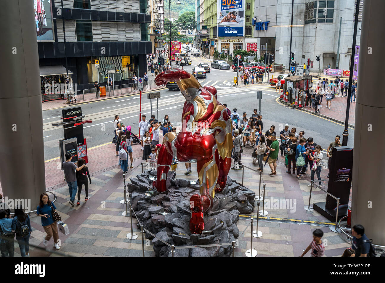 Hong Kong, Chine - Fer à Repasser géant statue homme en face d'un centre commercial Banque D'Images
