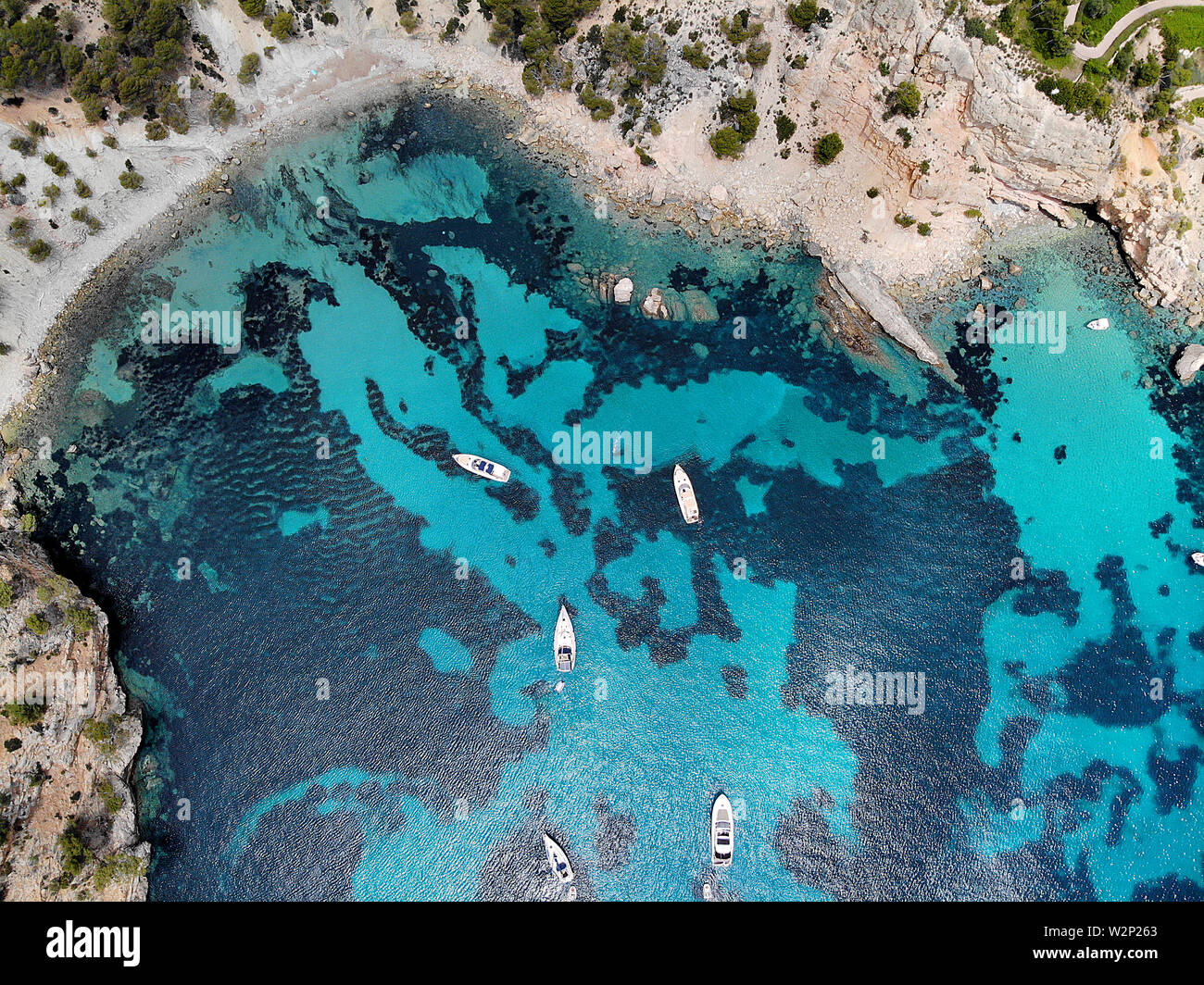 Point de vue de drones directement d'au-dessus de la location bateaux  disponibles sur la baie bleu vif sur la Cala Blanca Andratx dans la Palma  de Mallorca, Espagne Photo Stock - Alamy