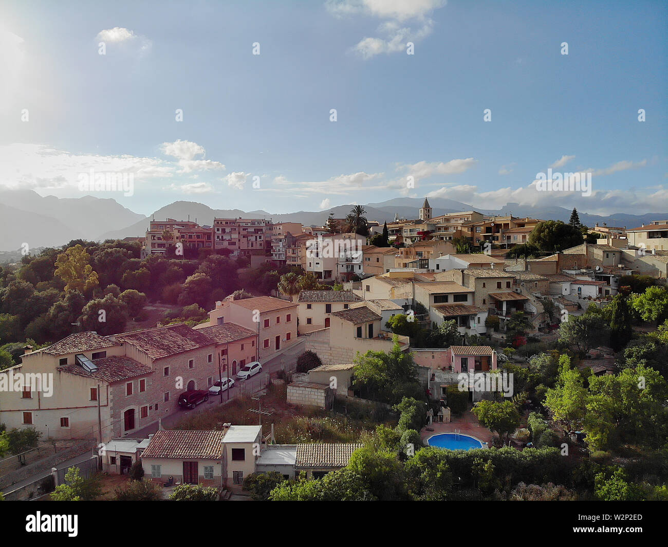 Drone photo aérienne de droit point de vue colline vieille ville de Campanet résidentiel maisons anciennes d'extérieur de bâtiment située dans le nord-est de Majorque Banque D'Images