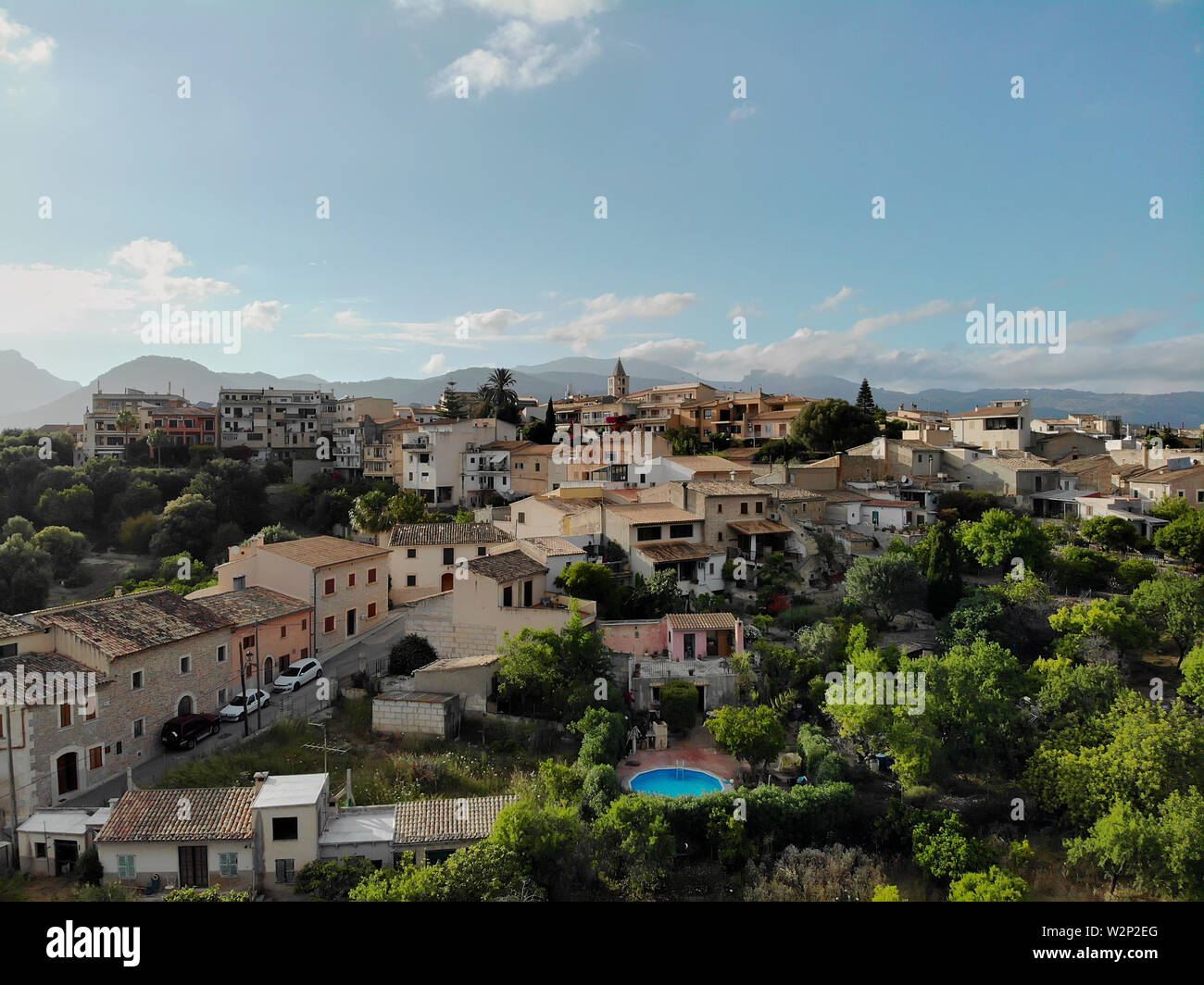 Drone photo aérienne de droit point de vue colline vieille ville de Campanet résidentiel maisons anciennes d'extérieur de bâtiment située dans le nord-est de Majorque Banque D'Images
