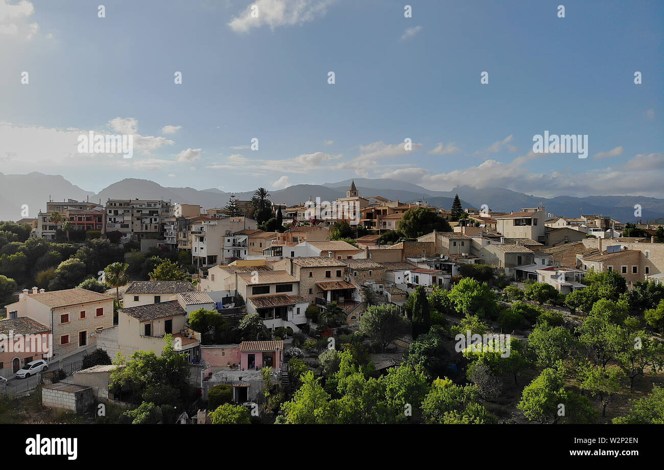 Drone photo aérienne de droit point de vue colline vieille ville de Campanet résidentiel maisons anciennes d'extérieur de bâtiment située dans le nord-est de Majorque Banque D'Images