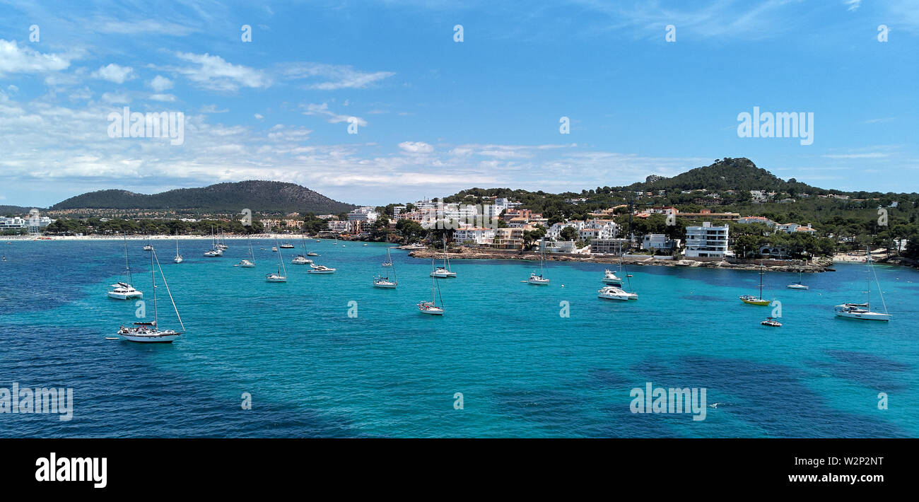 Photo aérienne au bord de la côte de Santa Ponsa ville du sud-ouest de l'île de Majorque. Situé dans la municipalité de Calvia, Espagne Banque D'Images
