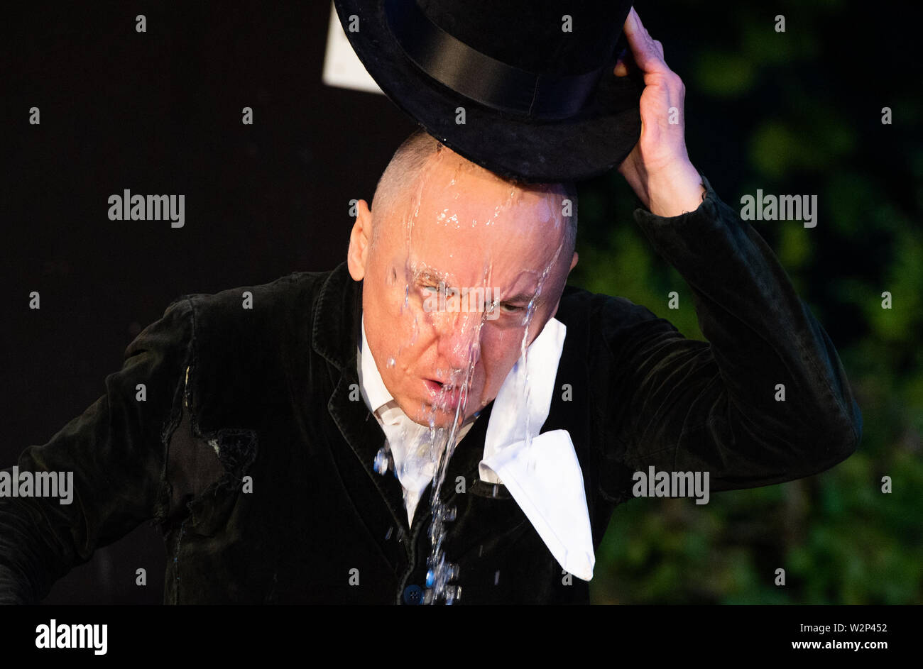 Hanovre, Allemagne. 09 juillet, 2019. Un acteur de l'Jigalov-Clowns-Show  met sur un chapeau rempli d'eau dans les jardins Herrenhäuser lors de la  première du cabaret festival 'Kleines Fest im Großen Garten". Credit :