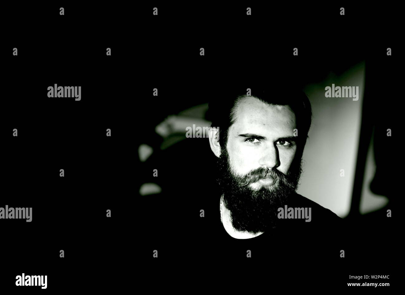 Portrait d'un homme sérieux biker dans un t-shirt noir. Le concept d'un passe-temps Banque D'Images
