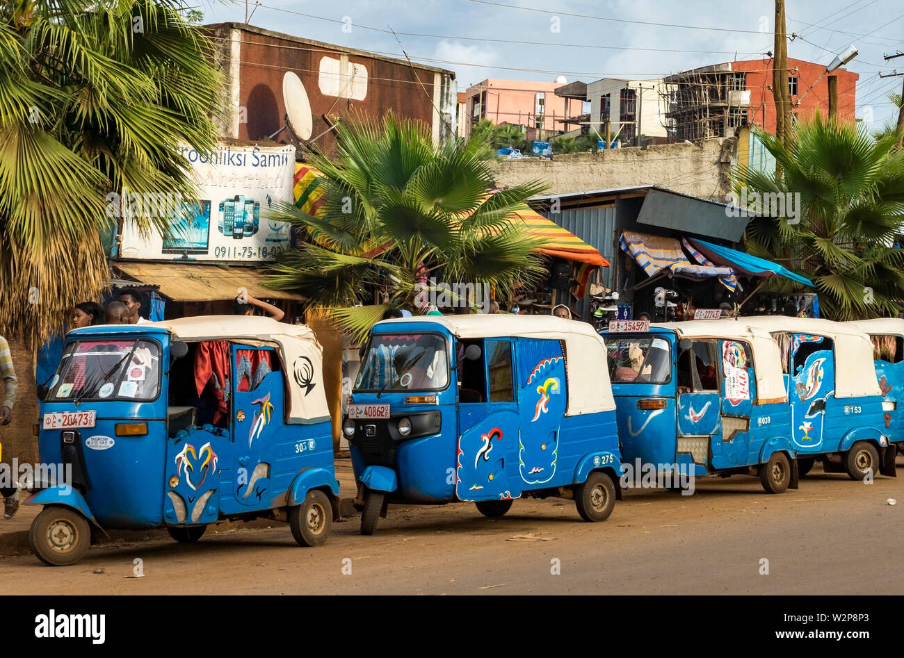 Tuk Tuk Taxis alignés sur la route en ville, Metu Illubabor, Ethiopie Banque D'Images
