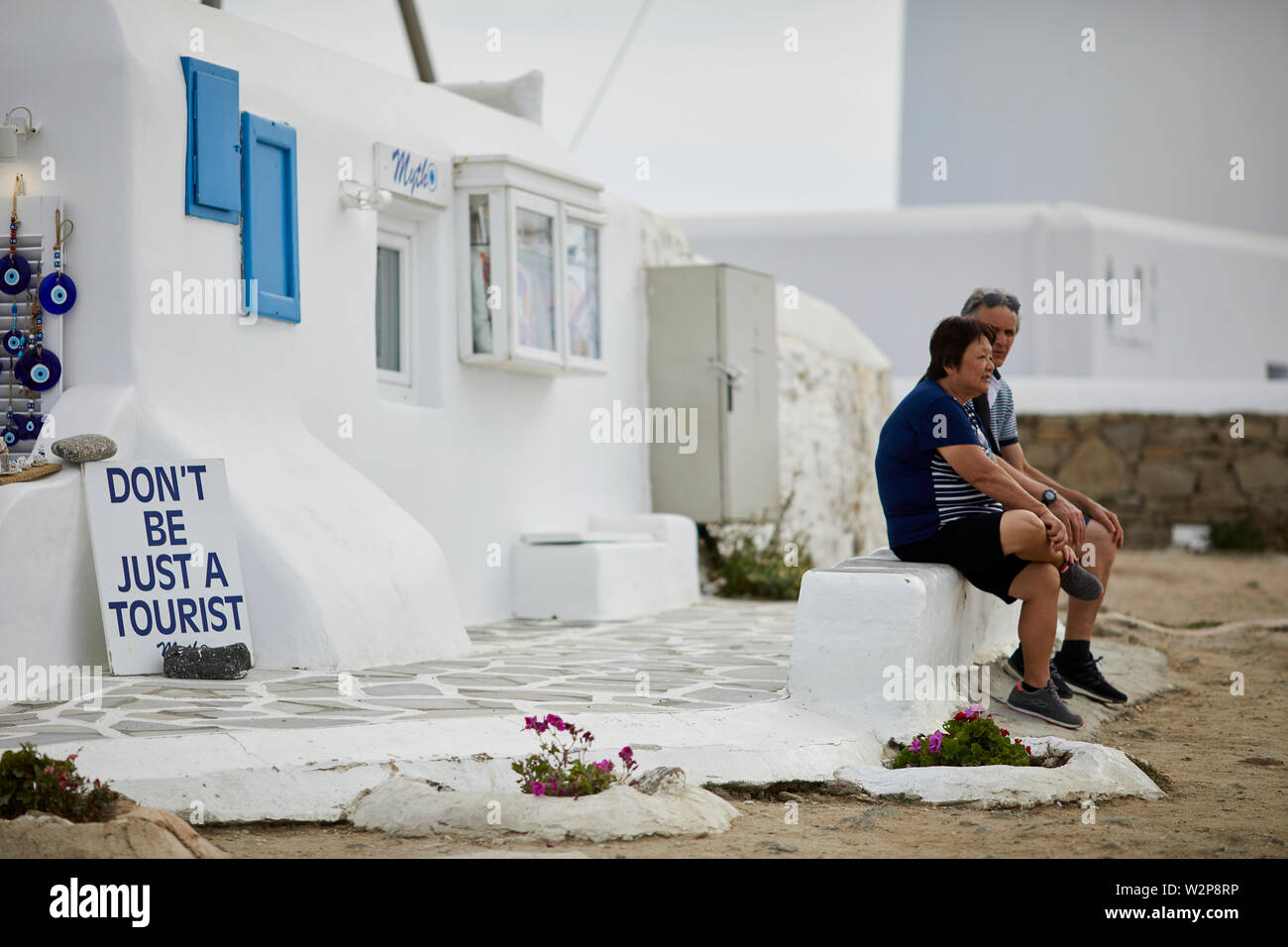 Mykonos, l'île grecque de Mikonos, partie des Cyclades, en Grèce. 'Ne pas juste être un touriste signe en mythe cadeaux Banque D'Images