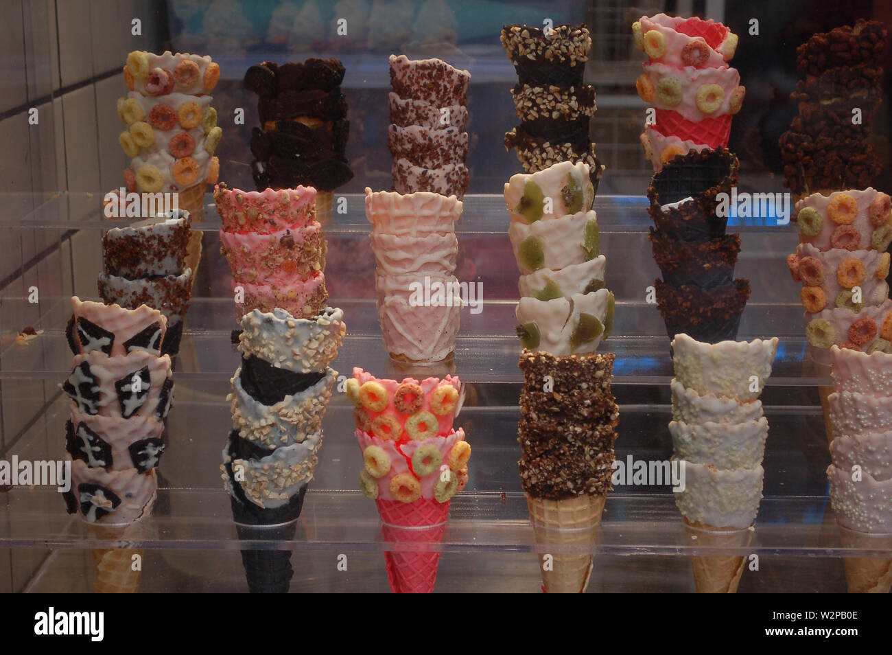 Rainbow ice cream cones Banque D'Images